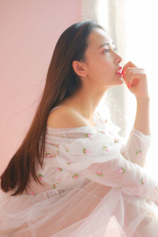 女班长哭着说不能生孩子视频